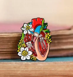 Coeur disséqué avec des fleurs - Pins