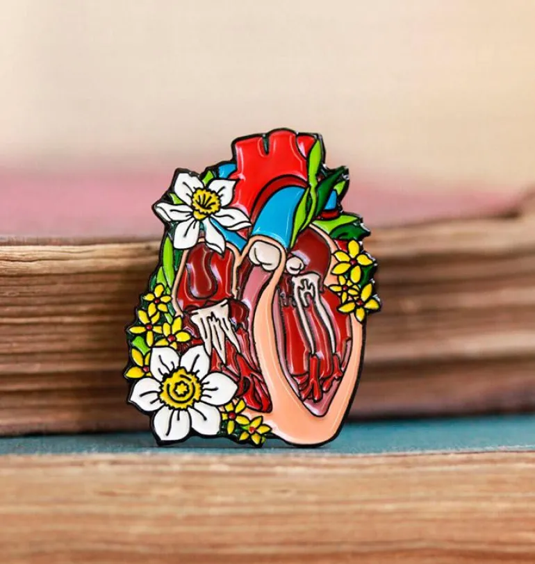 Coeur disséqué avec des fleurs - Pins