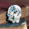 Crâne avec des fleurs - Pins