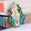 Crâne de chien avec des fleurs - Pins