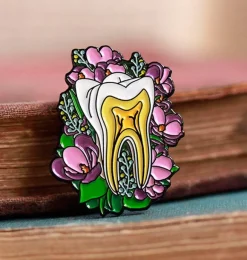 Dent avec des fleurs - Pins