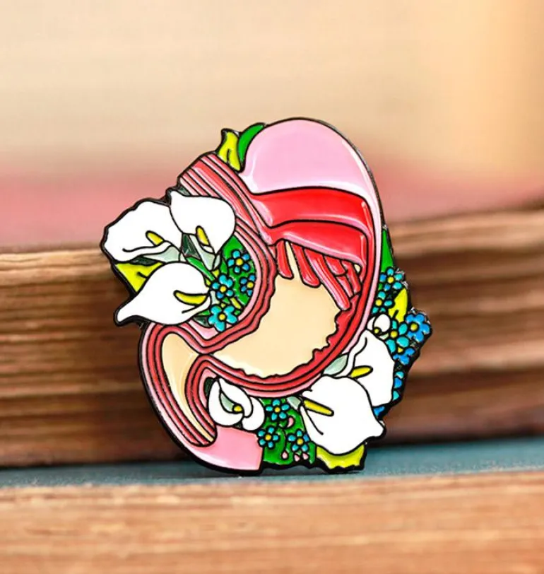Estomac avec des fleurs - Pins