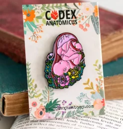 Foetus avec des fleurs - Pins
