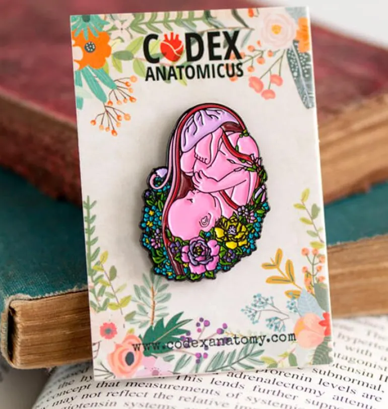 Foetus avec des fleurs - Pins