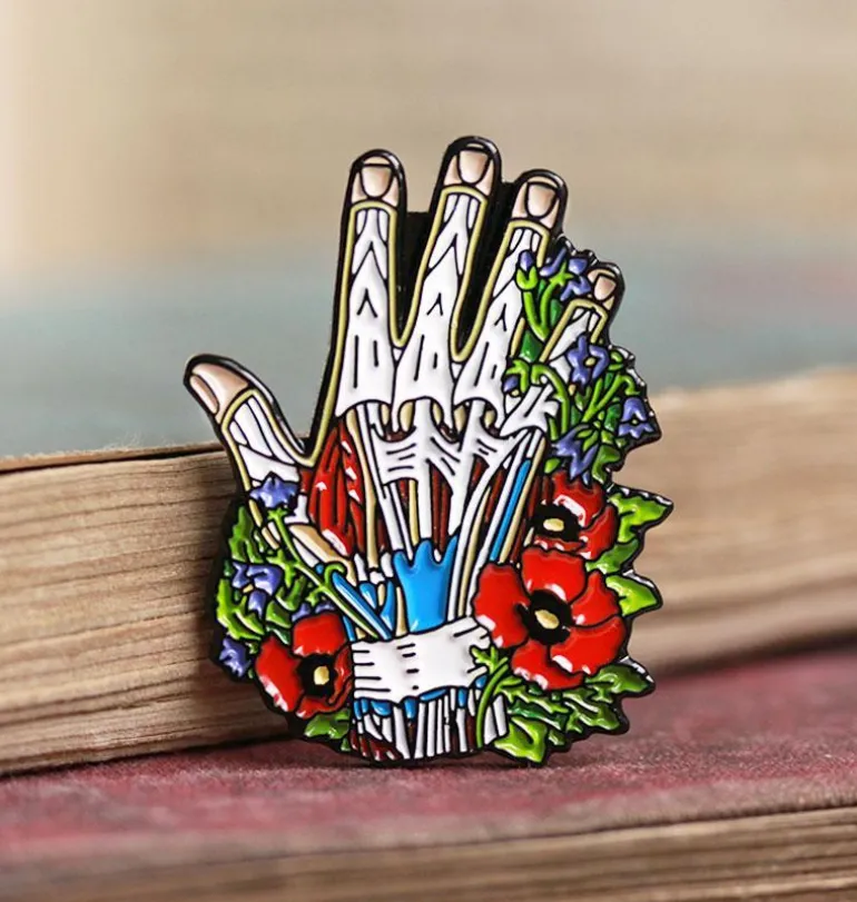 Main avec des fleurs - Pins
