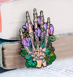 Squelette de la main avec des fleurs - Pins