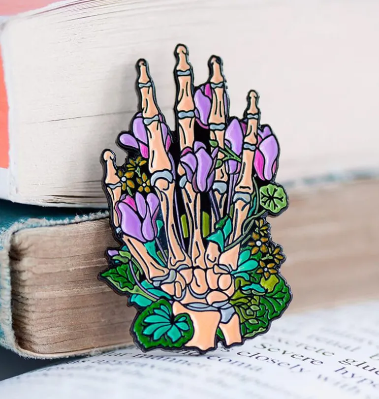Squelette de la main avec des fleurs - Pins