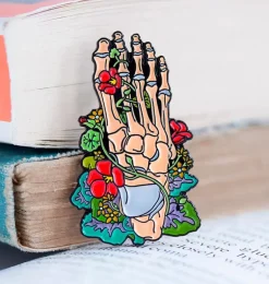 Squelette du pied avec fleurs - Pins